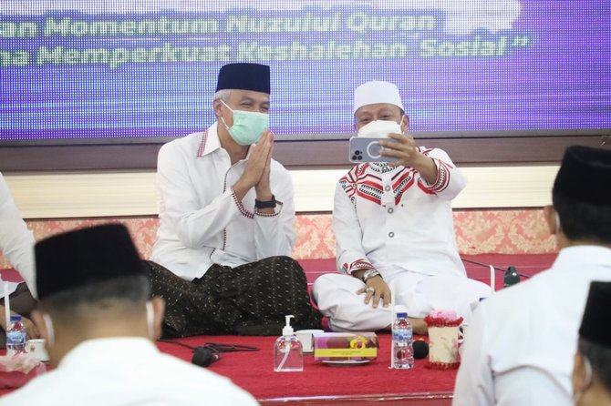 ganjar pranowo dengarkan ceramah ustaz das039ad latif