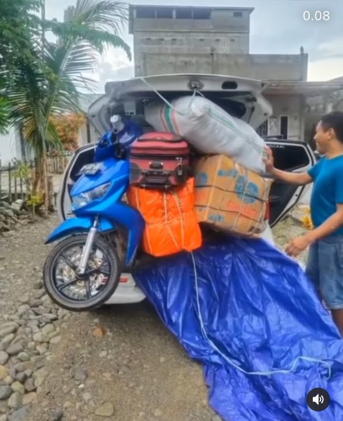 aksi pemudik bawa motor