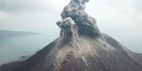Gunung Anak Krakatau Siaga, Kapal Evakuasi Disiagakan di Pulau Sebesi Lampung