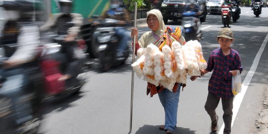 Sekelumit Perjuangan Ibu Penyandang Tunanetra Mencari Nafkah di Jalanan