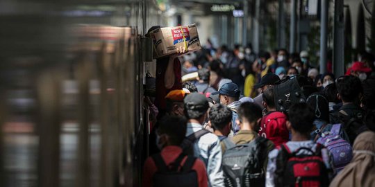 Suasana Stasiun Senen yang Mulai Dipadati Pemudik