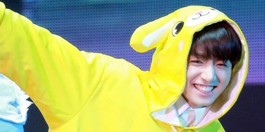 Gemas Banget, Ini 5 Potret Jungkook BTS Pakai Kostum Kelinci Berwarna Kuning