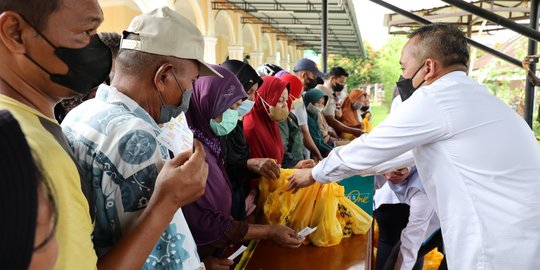 Ribuan Warga Riau Dapat 12 Ton Minyak Goreng dan Gula Murah