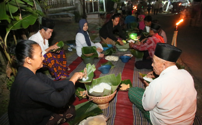 tradisi tumpeng sewu banyuwangi