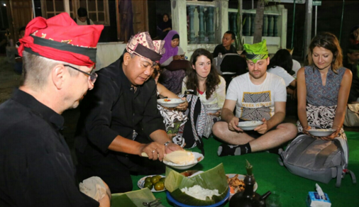 tradisi tumpeng sewu banyuwangi