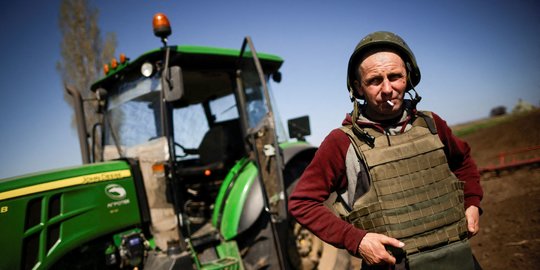 Petani Ukraina Pakai Rompi Antipeluru untuk Bajak Ladang