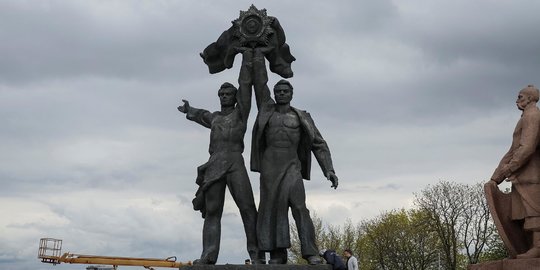 Monumen Soviet yang Jadi Simbol Persahabatan Ukraina-Rusia Dirobohkan