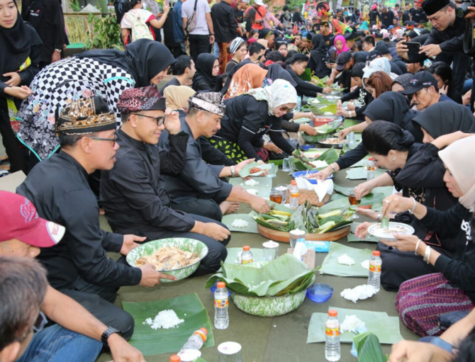 tradisi barong ider bumi banyuwangi