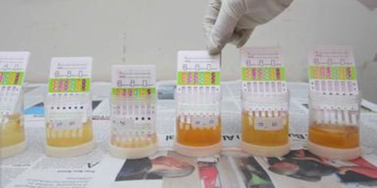 BNN Tes Urine Sopir di Terminal Kampung Rambutan