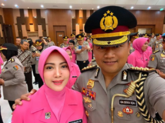 wanita cantik bersuami polisi mertuanya berpengaruh