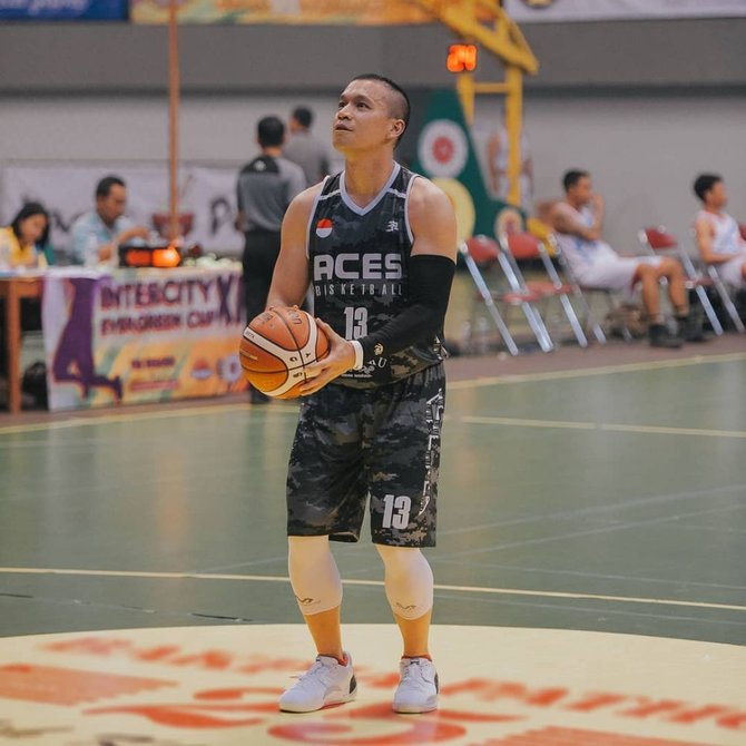 tampil sporty intip 6 potret artis saat main basket