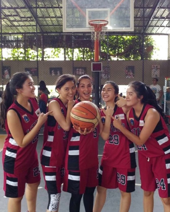 tampil sporty intip 6 potret artis saat main basket