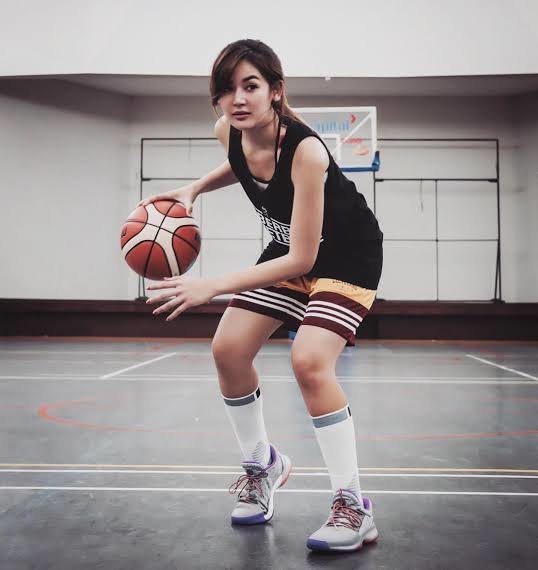 tampil sporty intip 6 potret artis saat main basket