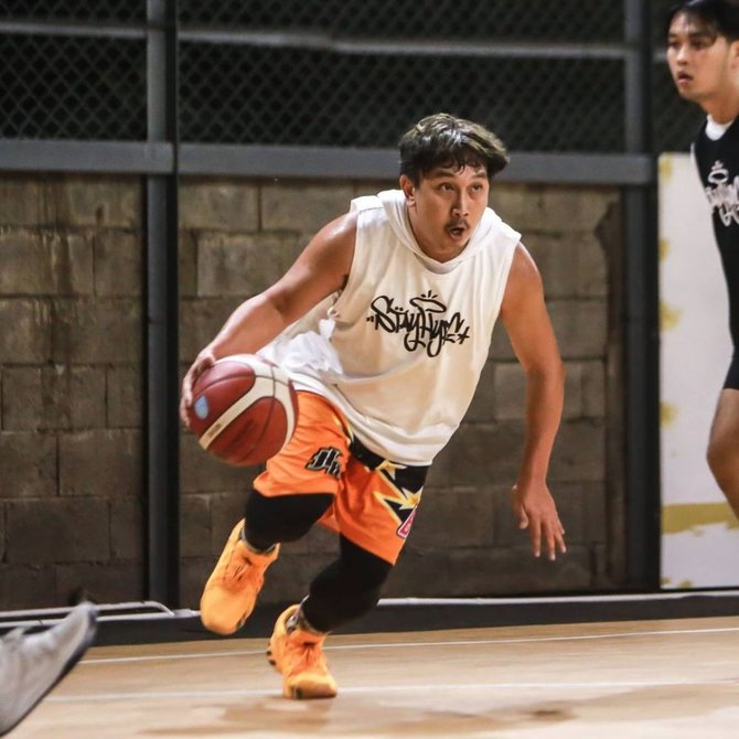 tampil sporty intip 6 potret artis saat main basket