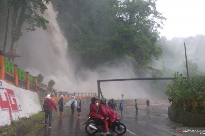 air terjun lembah anai di kawasan silaiang meluber