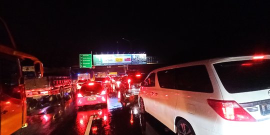 Pintu Tol Cikupa Arah Merak Sudah Dipadati Pemudik, Macet hingga 3 Km