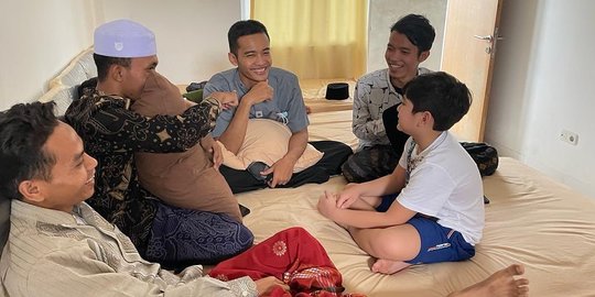 Rafathar Masuk Pesantren, Ini Potretnya Berbaur dengan Para Santri