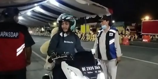 Kocak, Pria Ini Mudik Bareng Boneka karena Tak Punya Pacar