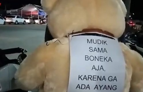 aksi nyeleneh pemudik bawa boneka