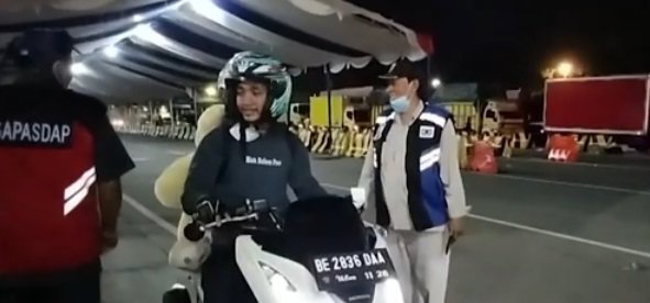 aksi nyeleneh pemudik bawa boneka