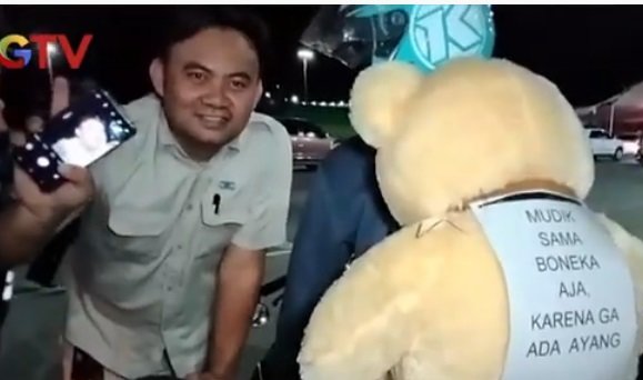 aksi nyeleneh pemudik bawa boneka