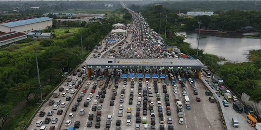 Potret Udara Kepadatan Ruas Tol Jakarta-Cikampek hingga Cikopo