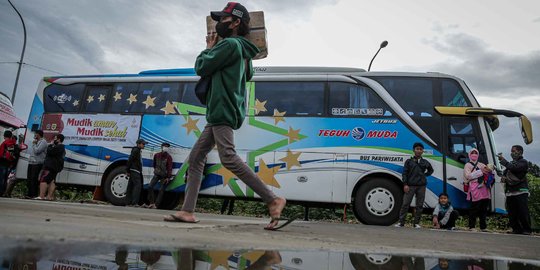 Mudik Gratis, Calon Penumpang Padati Terminal Jatijajar di Depok