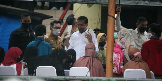 Jokowi Bagi-Bagi Sembako dan Amplop di Terminal Kampung Rambutan