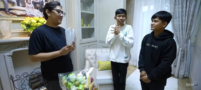 deretan artis bagi bagi thr tak biasa ada yang kasih biaya kuliah s 1