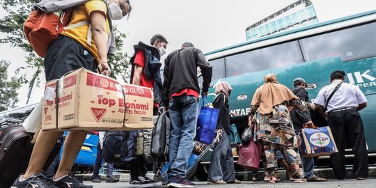 Suasana Terminal Bus Grogol Mulai Dipadati Pemudik