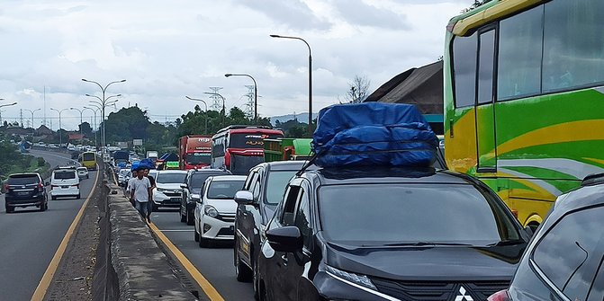 Info Mudik: Antrean Kendaraan Menuju Pelabuhan Merak Mengular Hingga ...