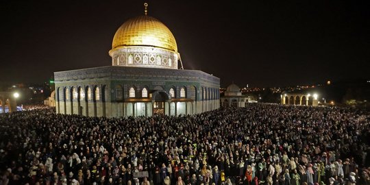 Kekhusyukan Warga Palestina Mencari Malam Lailatul-Qadar di Luar Kubah Shakhrah