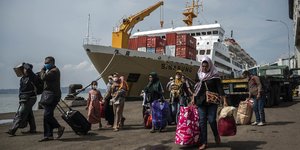 Ribuan Pemudik Tiba di Pelabuhan Tanjung Perak Surabaya