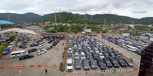 Antrean Kendaraan Pemudik hingga ke Tol, ASDP Merak Hanya Operasikan 40 Kapal