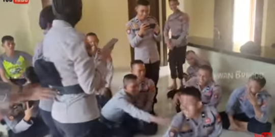 Polisi Pria ini Malu Setengah Mati, Dilihat Polwan Tak Pakai Celana