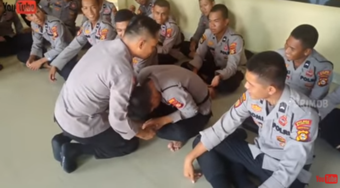 polisi pria ini malu setengah mati