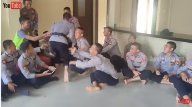 polisi pria ini malu setengah mati