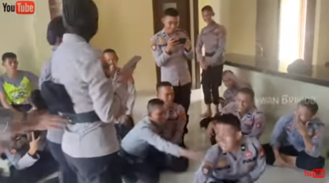 polisi pria ini malu setengah mati