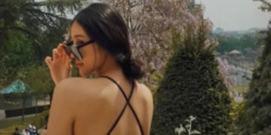 5 Potret Anya Geraldine di Paris, Tampil Memesona dengan Dress Hitam Backless