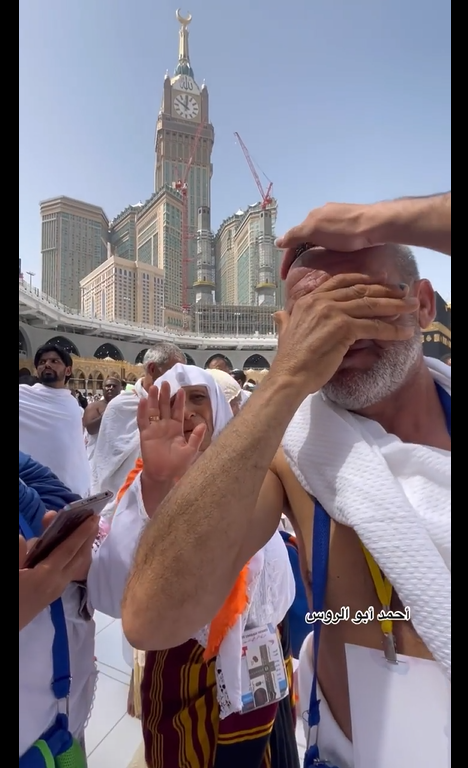 dibantu foto depan kabah kakek ini menangis