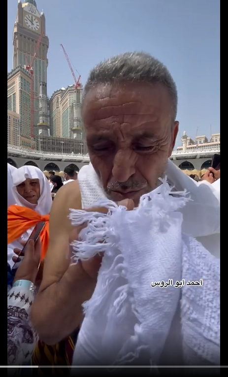 dibantu foto depan kabah kakek ini menangis