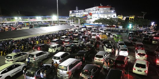 Ribuan Kendaraan Pemudik Menumpuk di Pelabuhan Merak