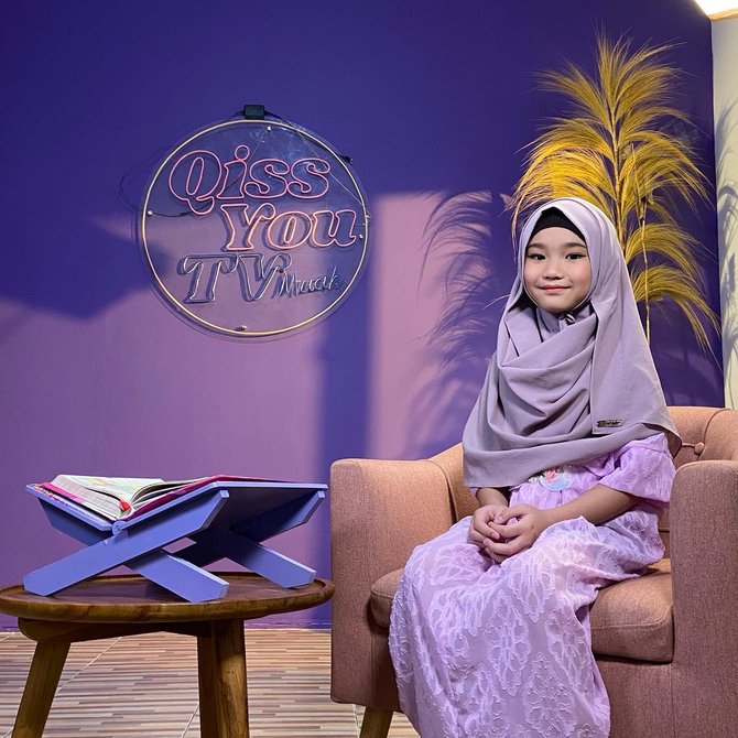 kenakan jilbab saat jadi presenter potret bilqis anak ayu ting ting curi perhatian