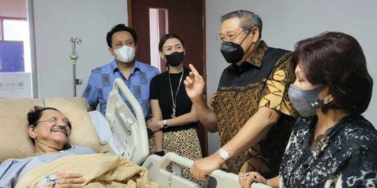 SBY Jenguk Hendropriyono di RSPAD Gatot Subroto