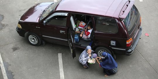 Potret Pemudik Beristirahat Saat Antre Berjam-jam di Pelabuhan Merak