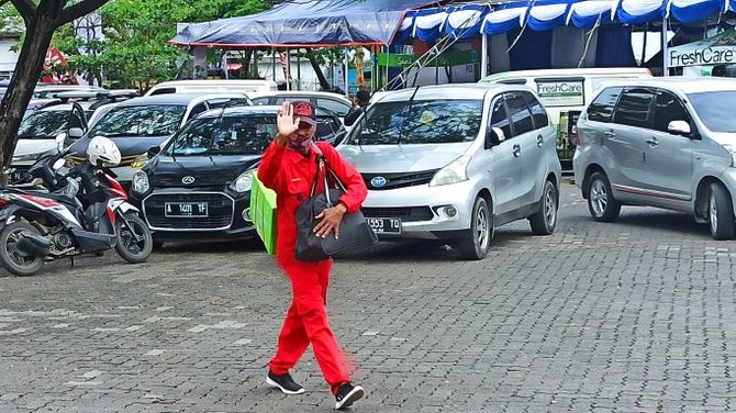 kuli panggul di pelabuhan merak