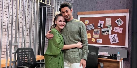 Potret Ayu Ting Ting Peluk Reza Rahadian, Netizen Heboh Doakan Berjodoh