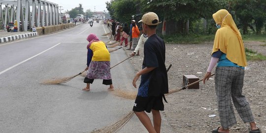 Tradisi Penyapu Koin di Jembatan Sewo Pantura