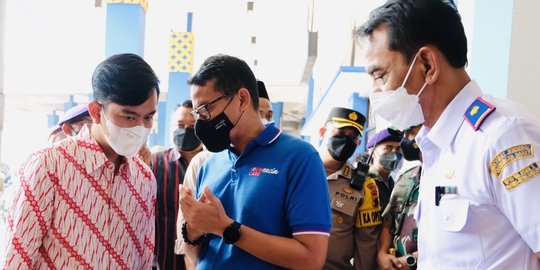 Momen Sandiaga dan Gibran Buka Posko Mudik di Terminal Tirtonadi Solo