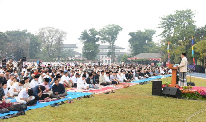 ridwan kamil salat idul adha di lapangan gasibu